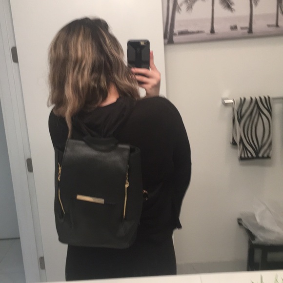 🖤 BRAND NEW 🖤 BLACK BACKPACK WITH GOLD DETAILS - Picture 5 of 8